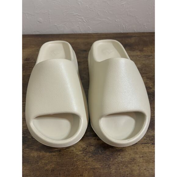 Men’s Size 9 Adidas Yeezy Bone Slide main image 3